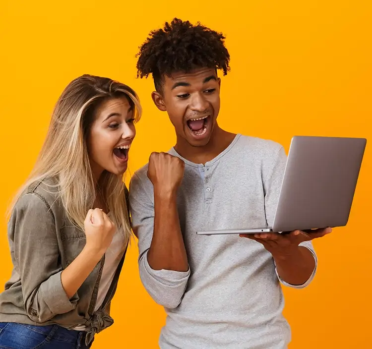 casal comemorando vendo a tela de um notebook